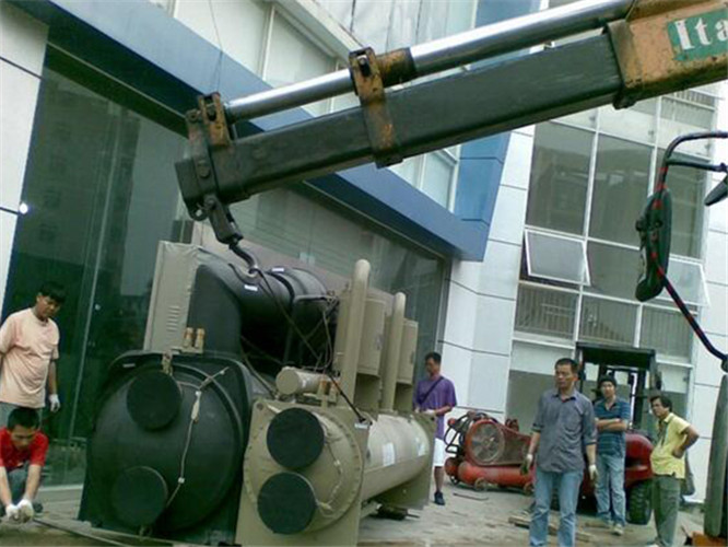 伊吾县随车吊和汽车吊的核心区别是什么？哪种更省钱？