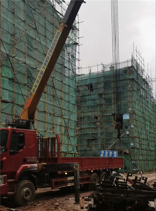 伊吾县“慢工细活”—— 吊车的 “微动控制” 技术